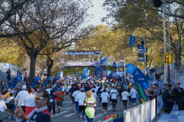 leyu乐鱼体育综合-伦敦马拉松跑手破纪录，现场欢呼不断，伦敦马拉松比赛